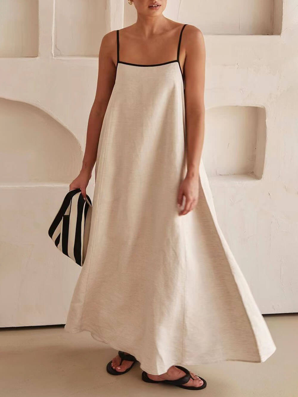 Kleid mit kontrastierenden Trägern im klassischen Urlaubsstil