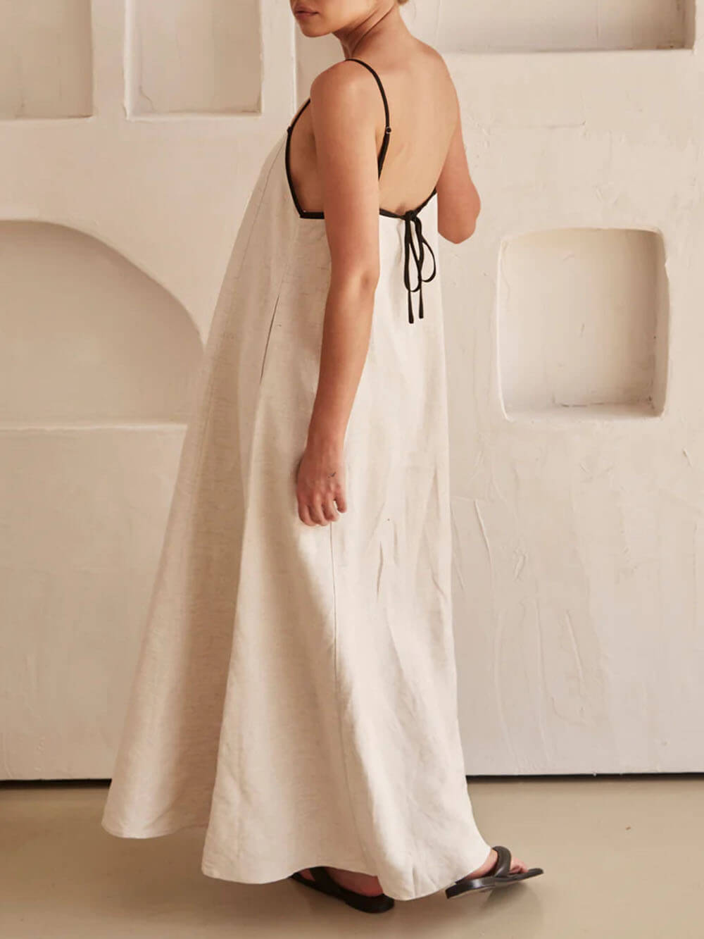 Kleid mit kontrastierenden Trägern im klassischen Urlaubsstil