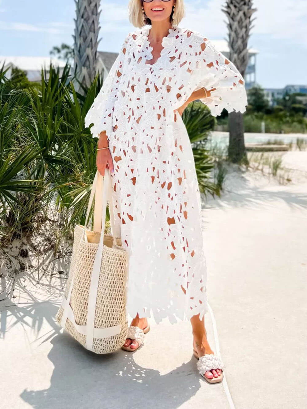 Mittellanges Strandkleid mit Spitzen-Cache-Coeur