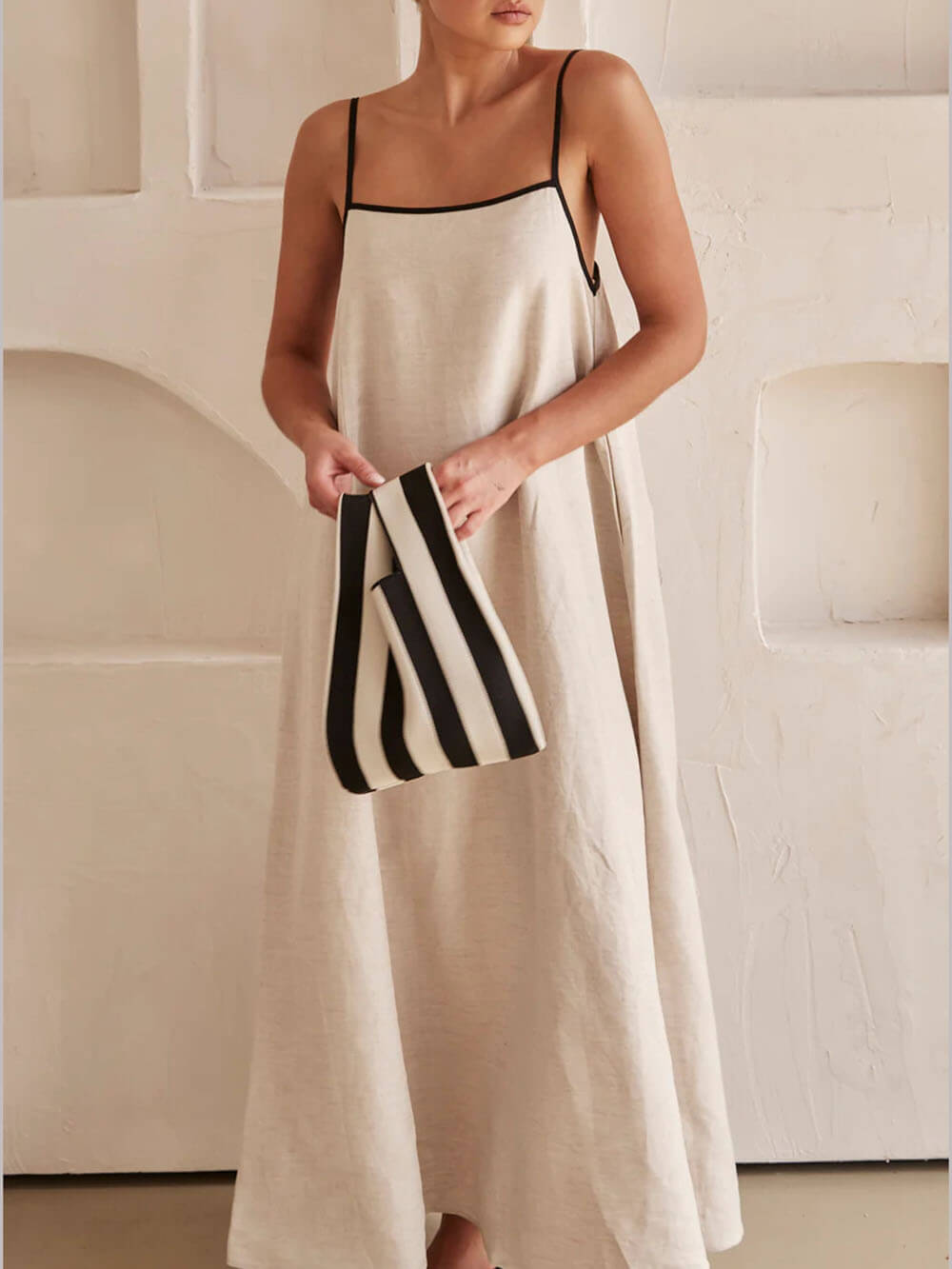 Kleid mit kontrastierenden Trägern im klassischen Urlaubsstil