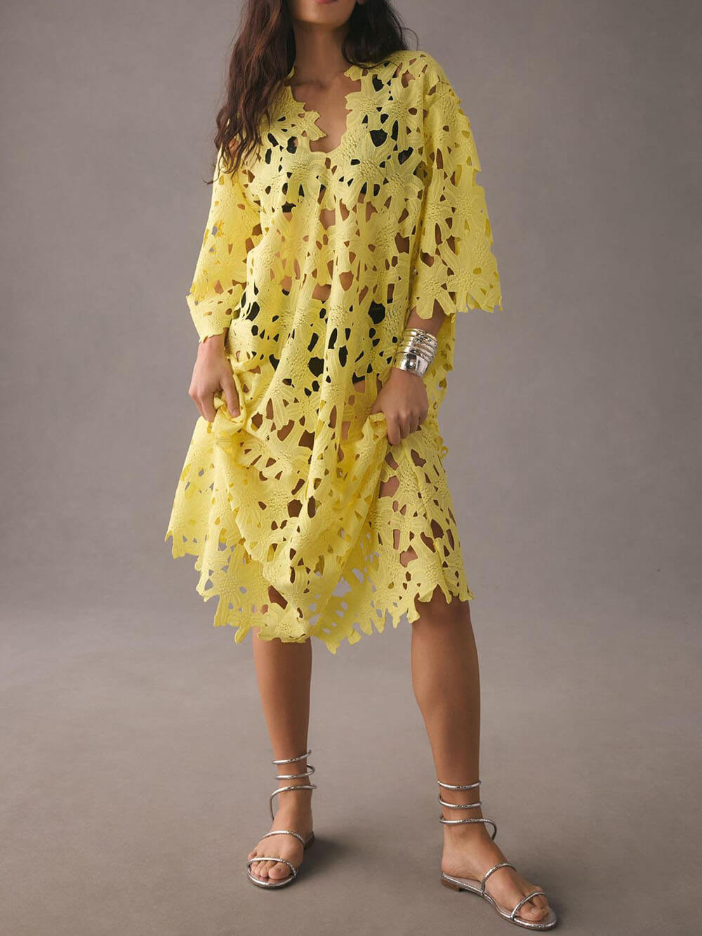 Mittellanges Strandkleid mit Spitzen-Cache-Coeur