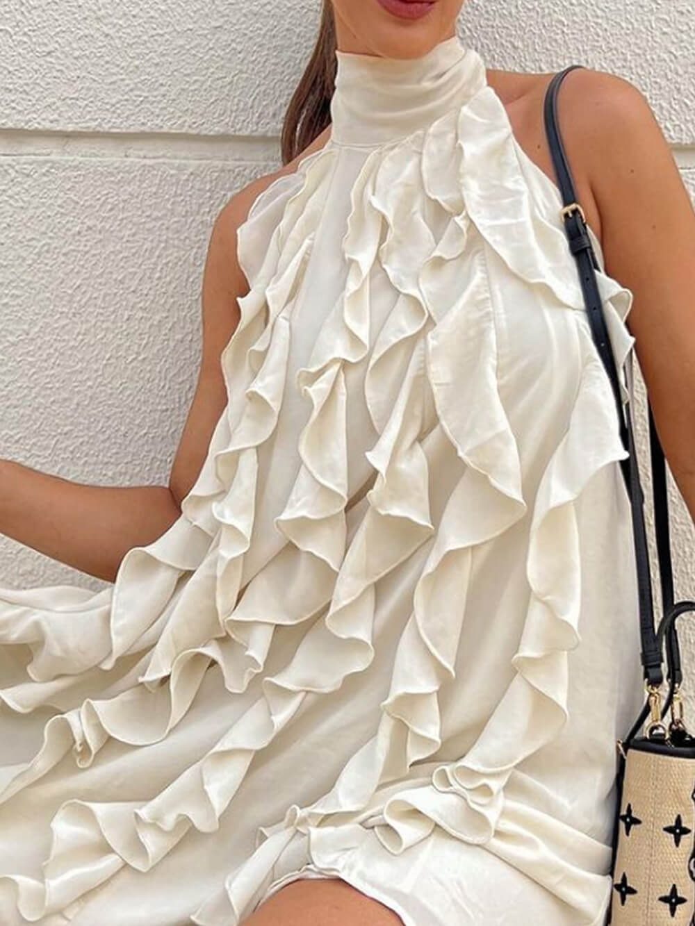 Modekleid mit hohem Kragen