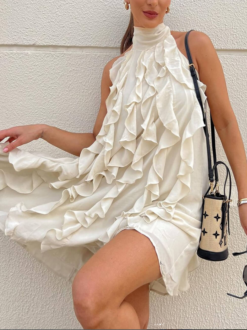 Modekleid mit hohem Kragen