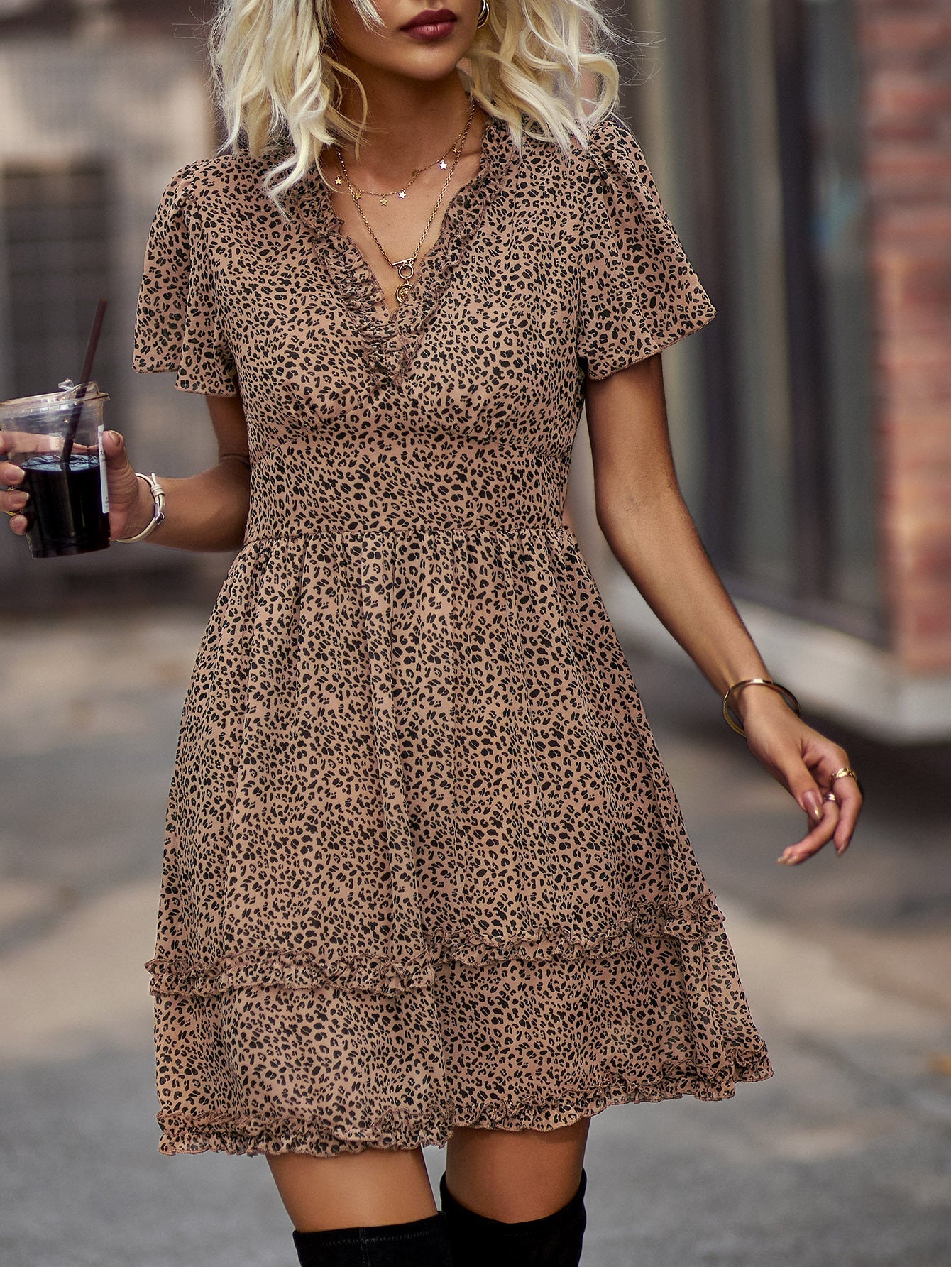 Kuchenkleid aus Chiffon mit Punkten und V-Ausschnitt