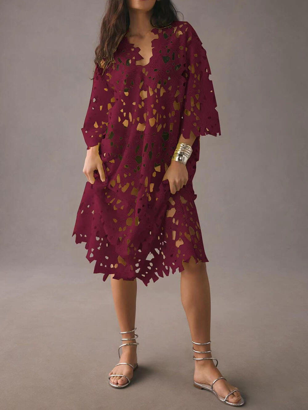 Mittellanges Strandkleid mit Spitzen-Cache-Coeur