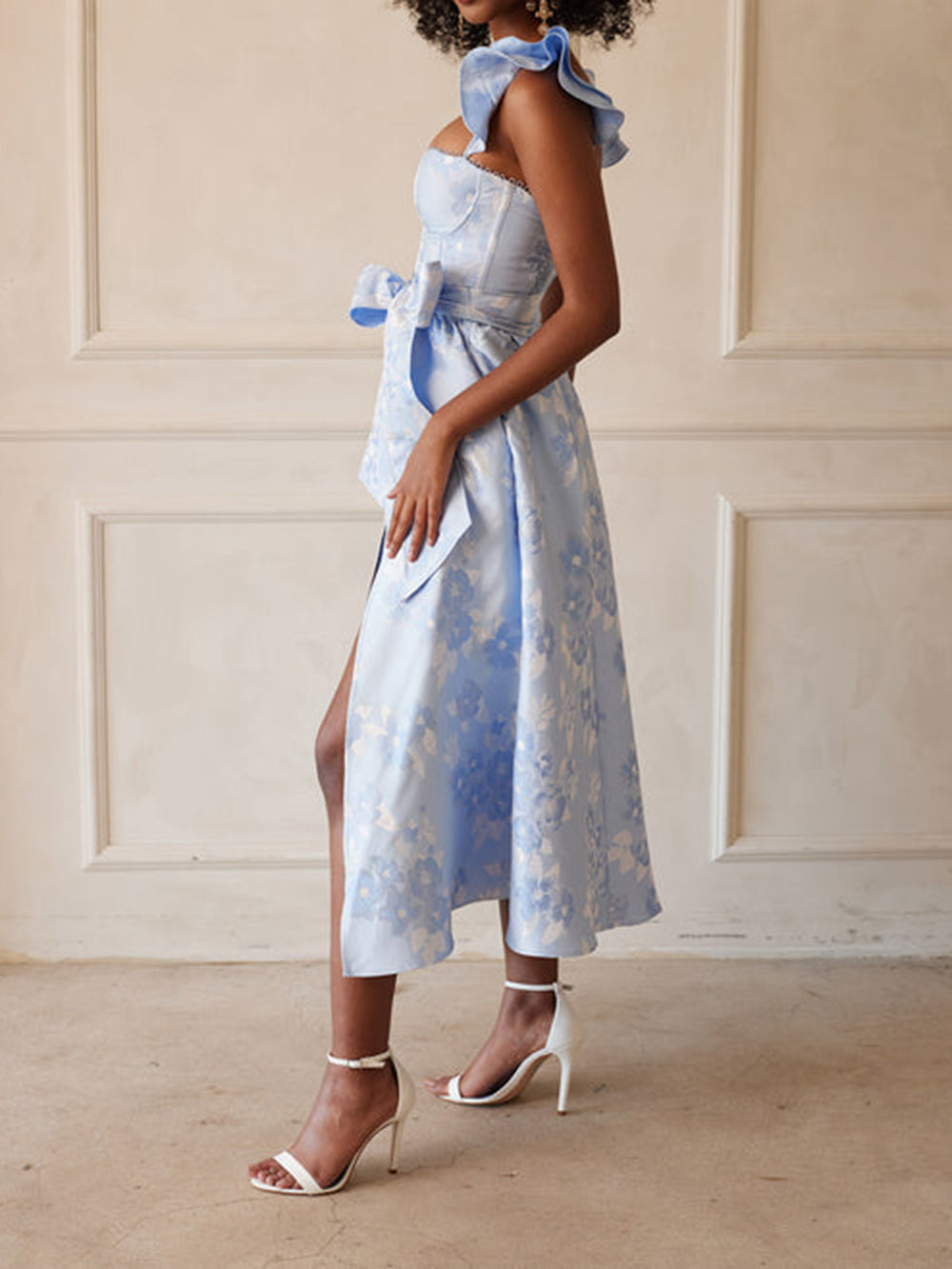 Bedrucktes, in der Taille gebundenes Kleid mit Schmetterlingsärmeln
