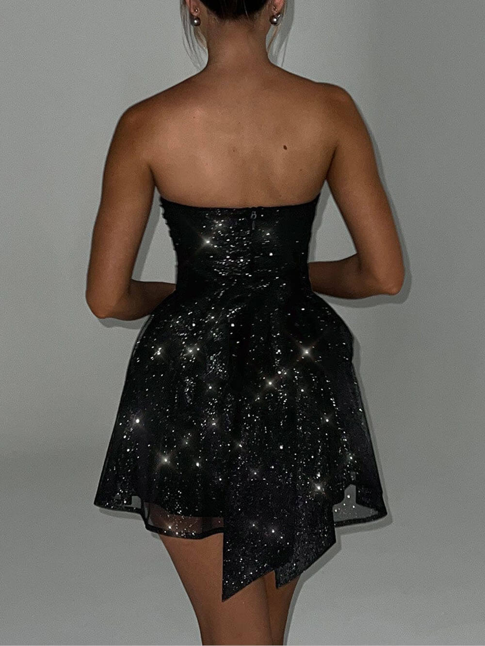 Trägerloses Minikleid mit Paillettenschleife