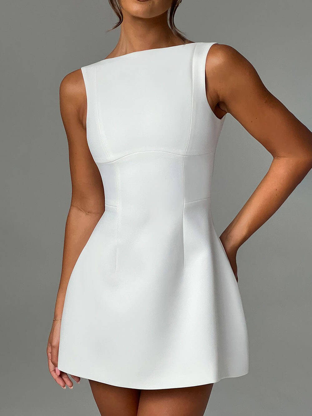 Kurzes ärmelloses Kleid