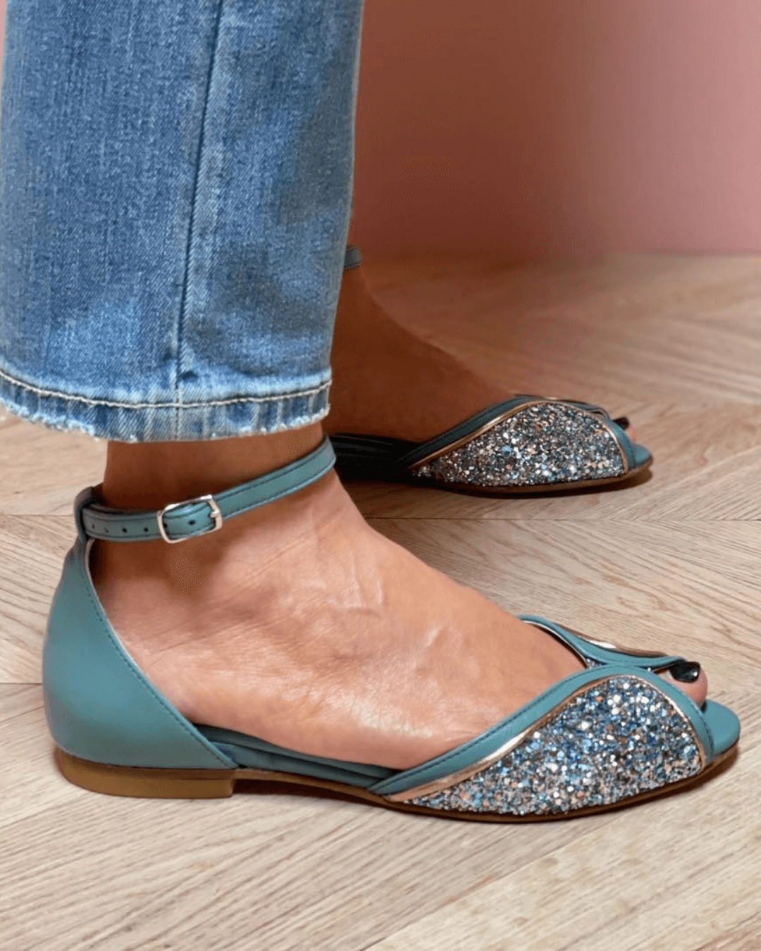 LOW SANDAL WITH SPARKLING DETAILS