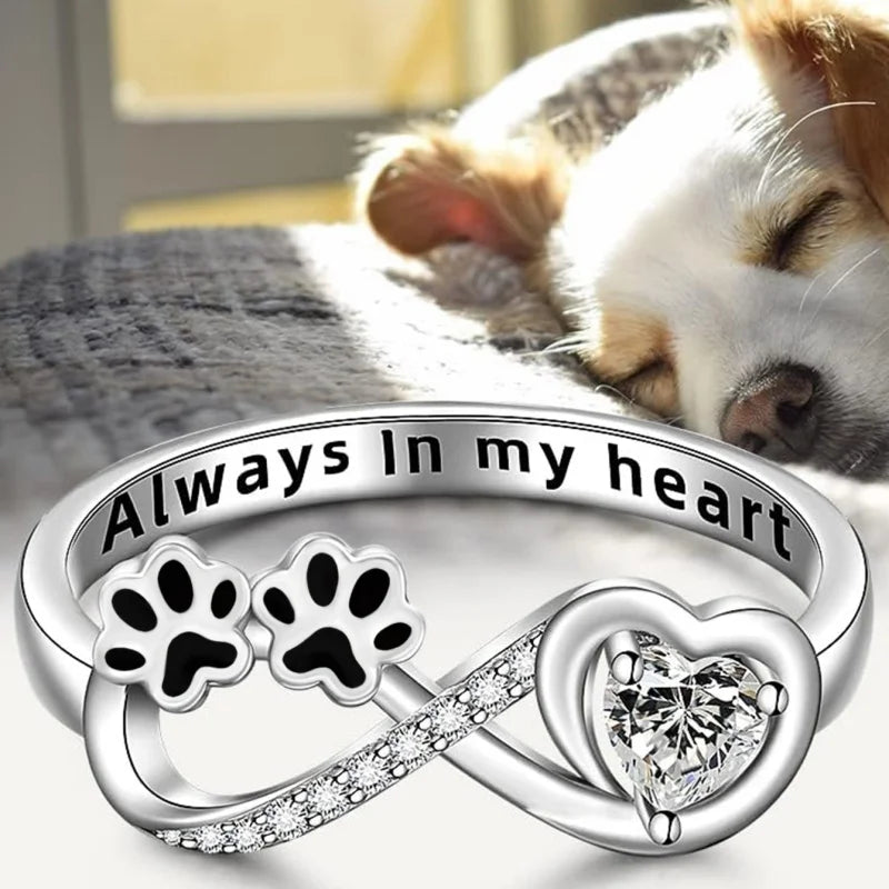 Ring with zirconia in the shape of a paw with a design in the form of a heart and infinity