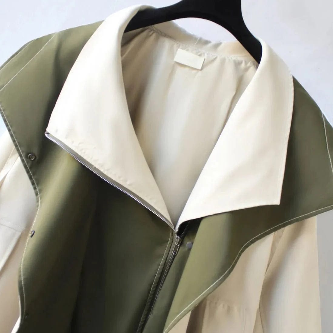 Zweifarbige wind- und wasserabweisende Jacke