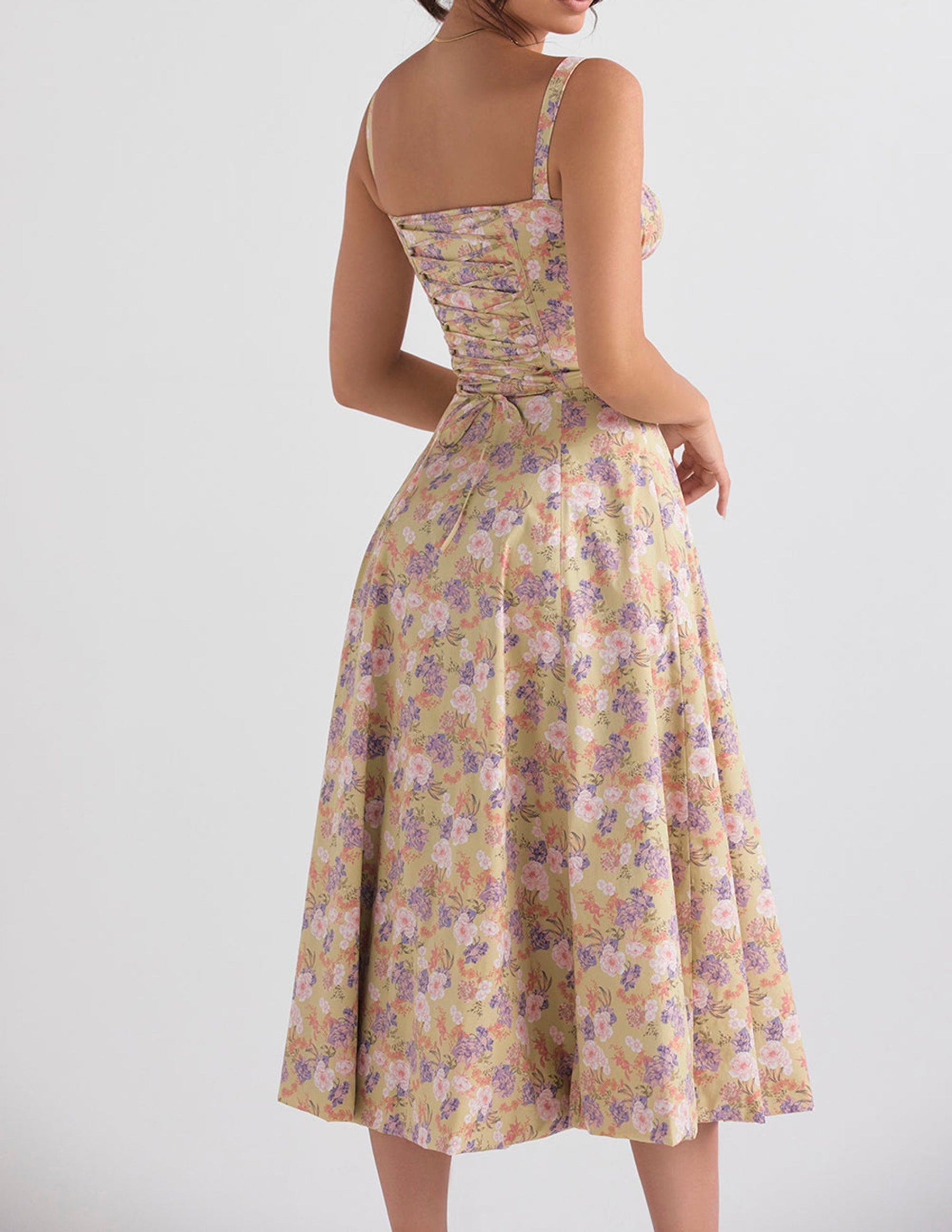 Babydoll-Kleid mit Fischgrätenmuster und Rosendruck