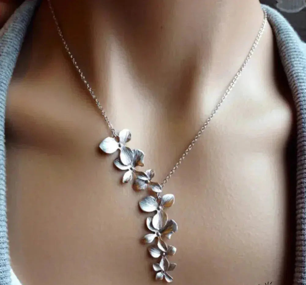 Timeless Silver Necklace with Flower Pendant