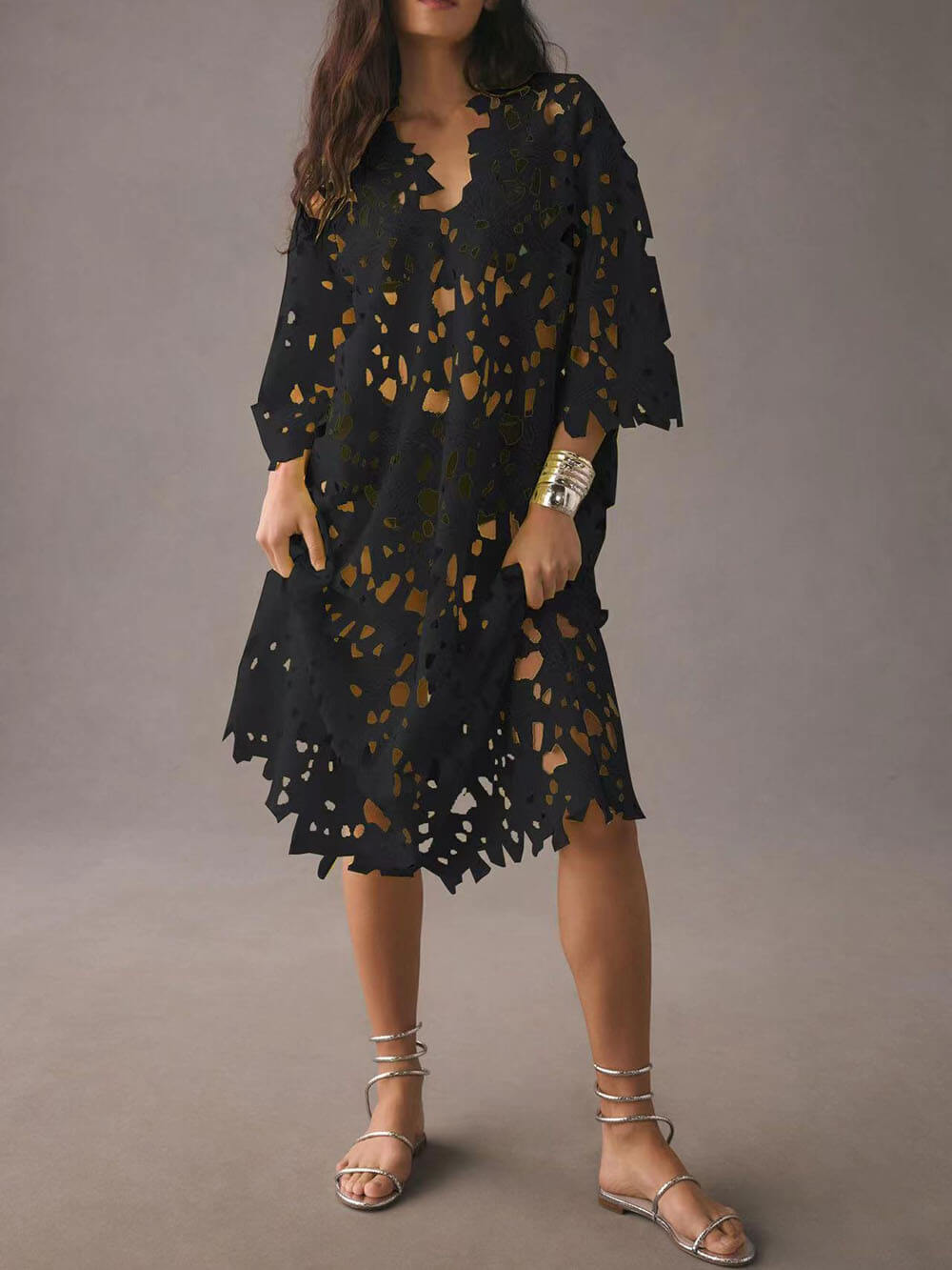 Mittellanges Strandkleid mit Spitzen-Cache-Coeur