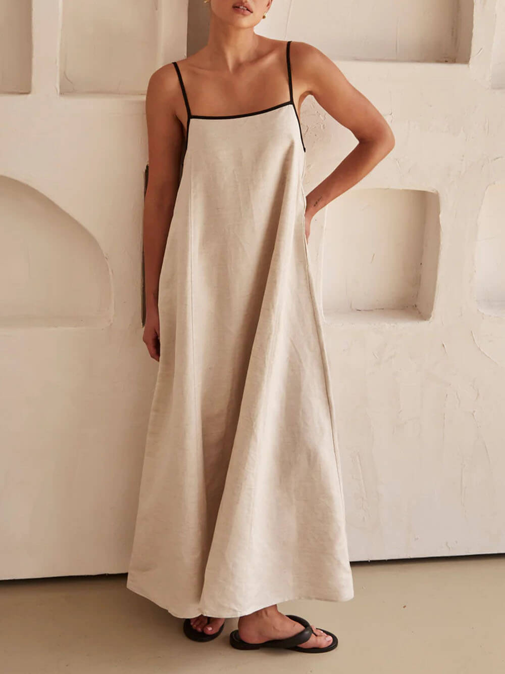 Kleid mit kontrastierenden Trägern im klassischen Urlaubsstil