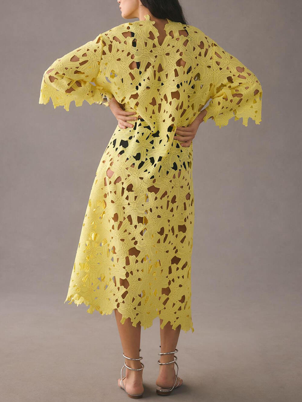 Mittellanges Strandkleid mit Spitzen-Cache-Coeur