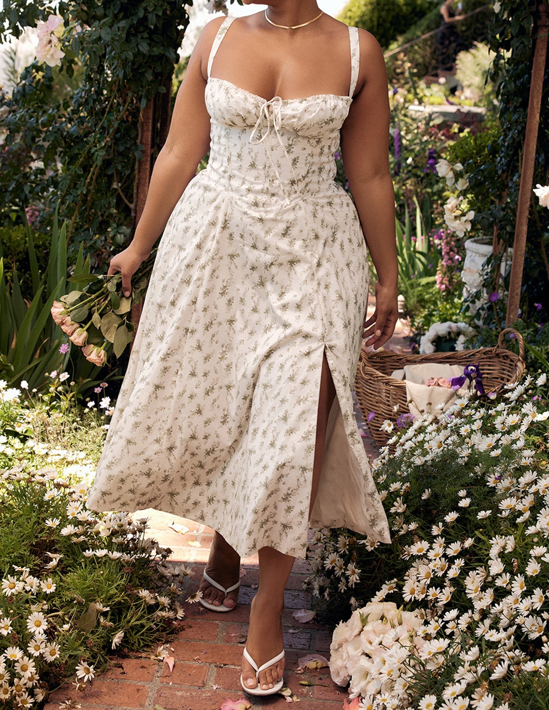 Babydoll-Kleid mit Fischgrätenmuster und Rosendruck