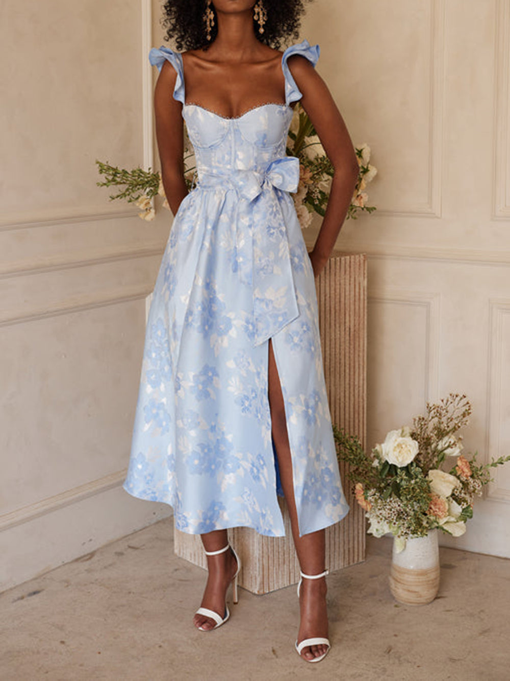 Bedrucktes, in der Taille gebundenes Kleid mit Schmetterlingsärmeln