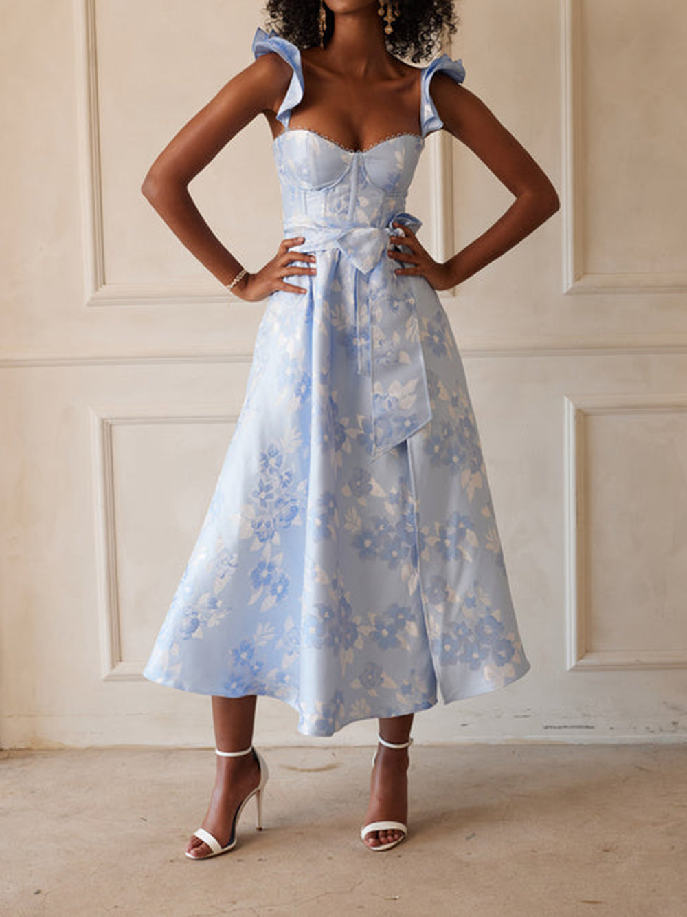 Bedrucktes, in der Taille gebundenes Kleid mit Schmetterlingsärmeln