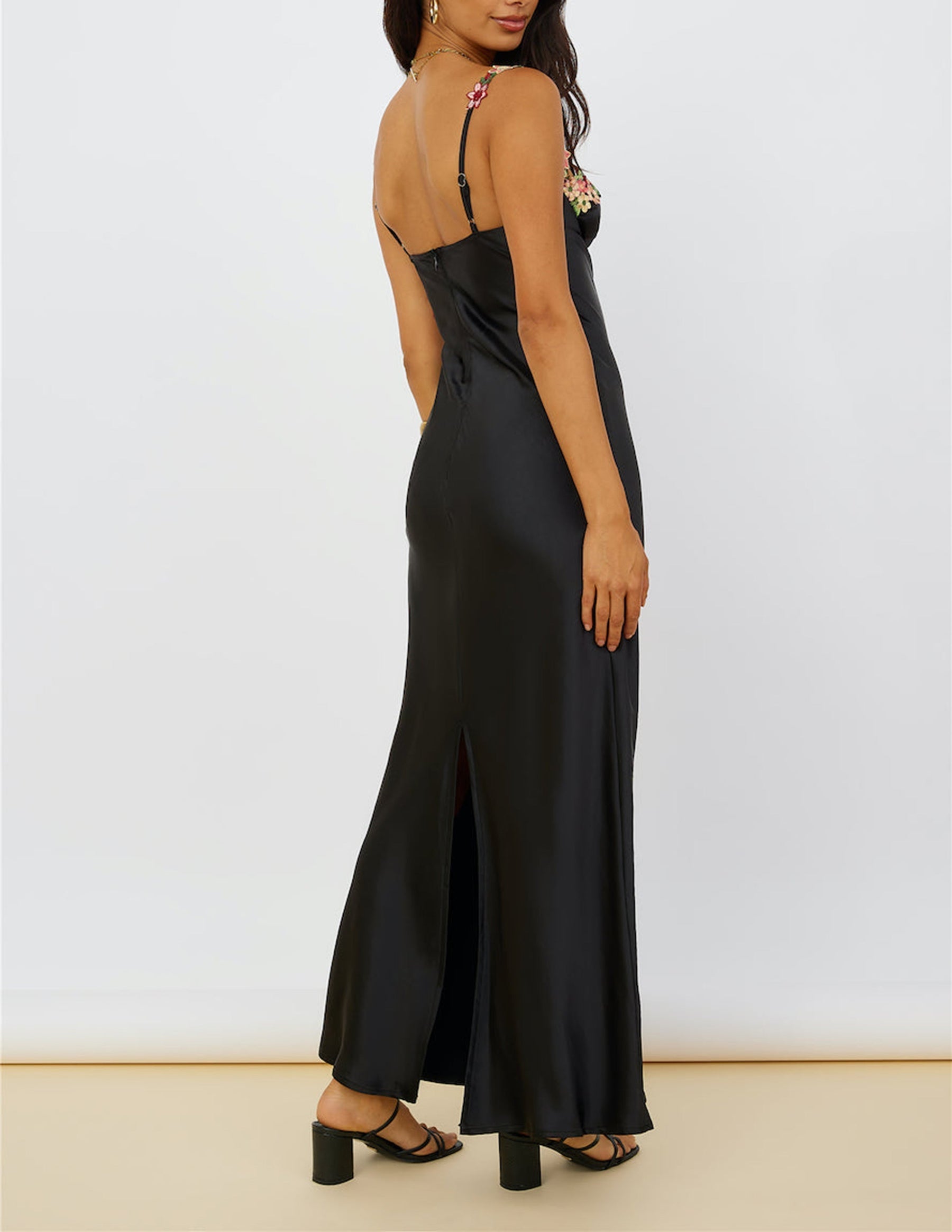 Langes Kleid mit Blumenstickerei Magnetic Forces Schwarz