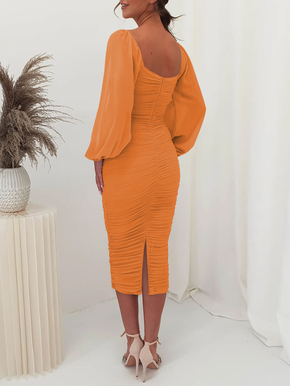 Plissiertes Midikleid aus Strick mit langen Ärmeln