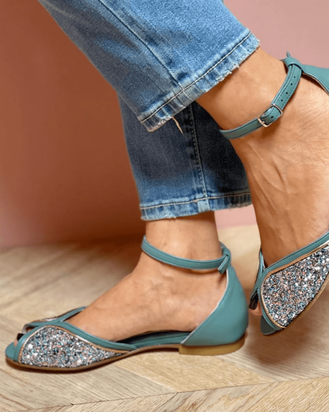 LOW SANDAL WITH SPARKLING DETAILS