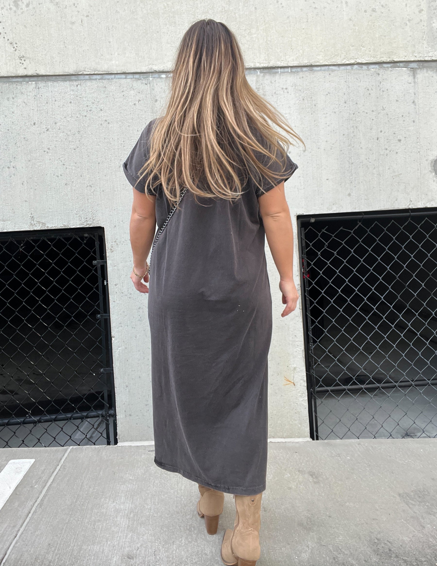 Kostenloses halblanges Kleid mit Vogelprint