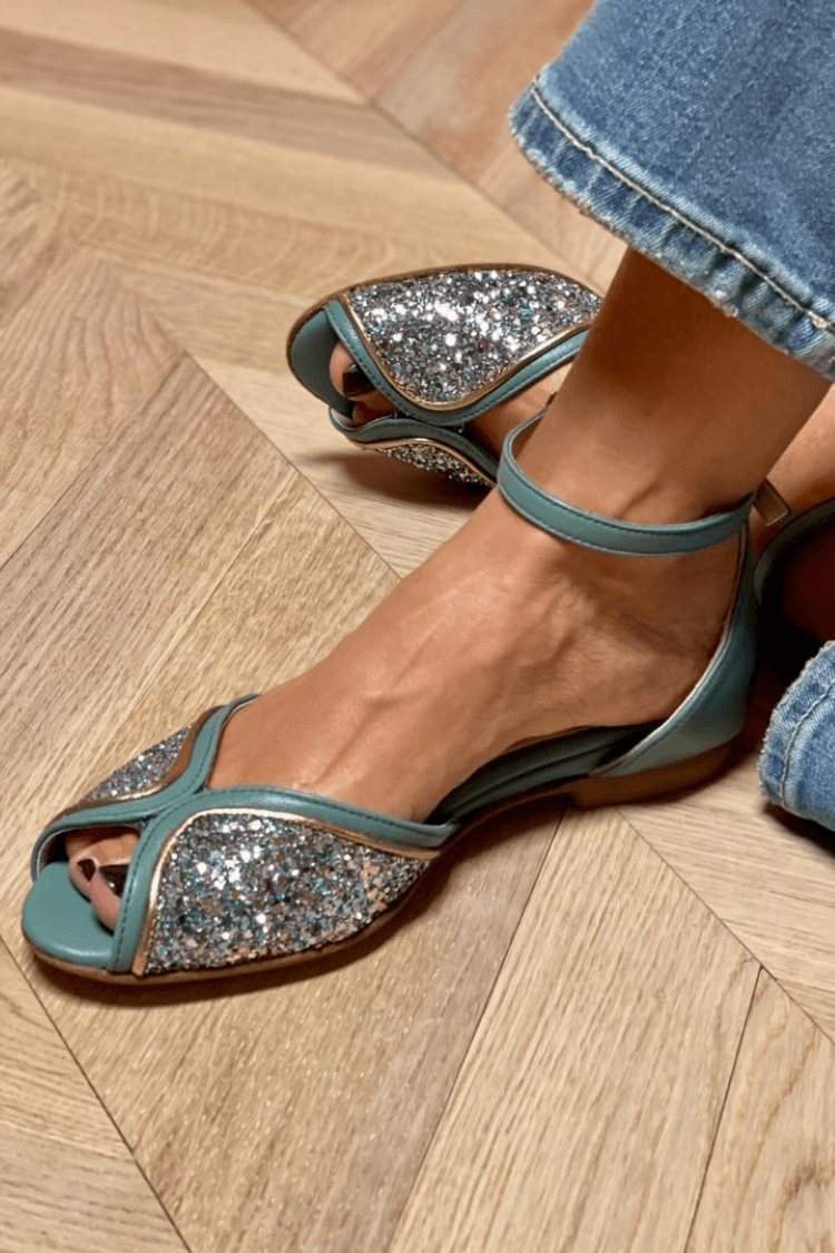 LOW SANDAL WITH SPARKLING DETAILS
