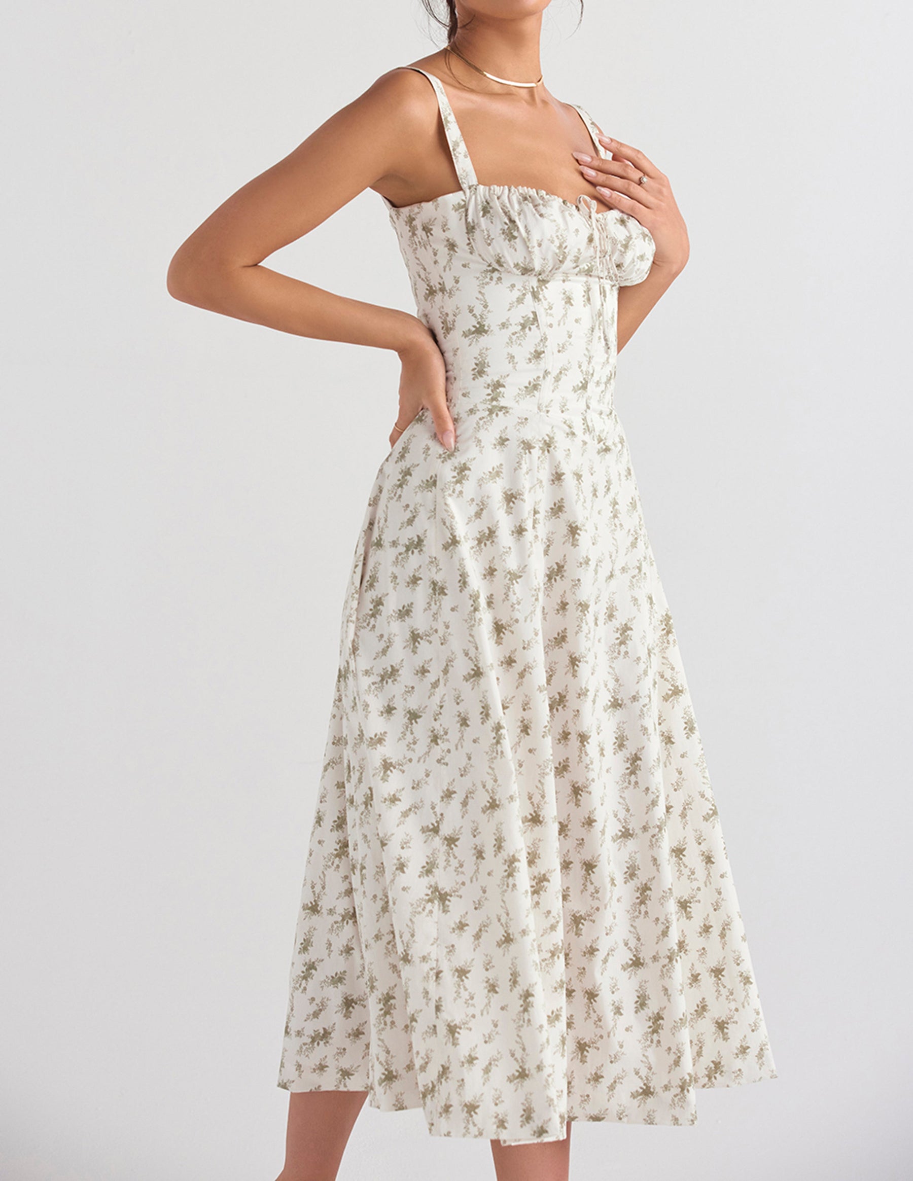 Babydoll-Kleid mit Fischgrätenmuster und Rosendruck