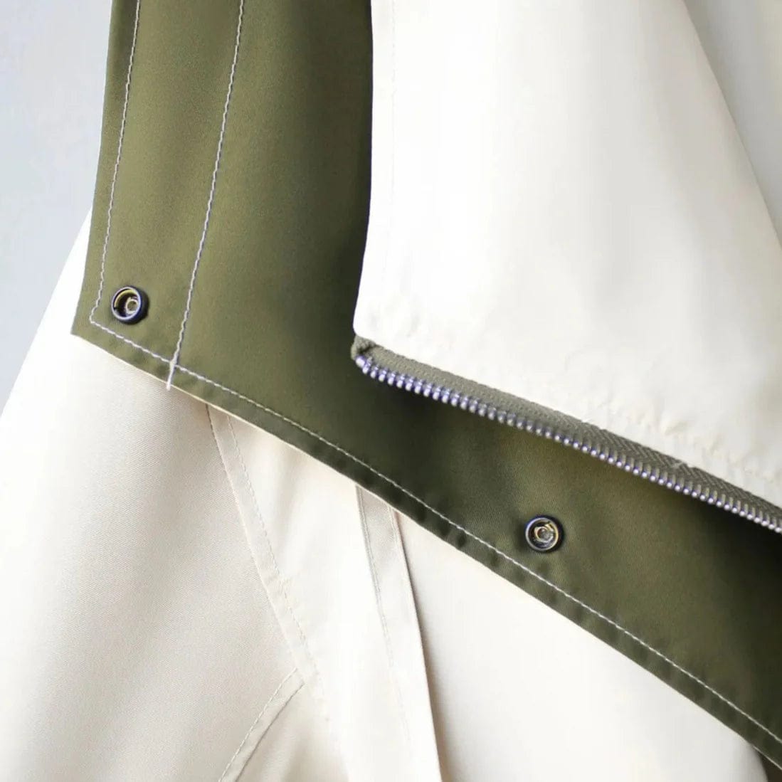 Zweifarbige wind- und wasserabweisende Jacke